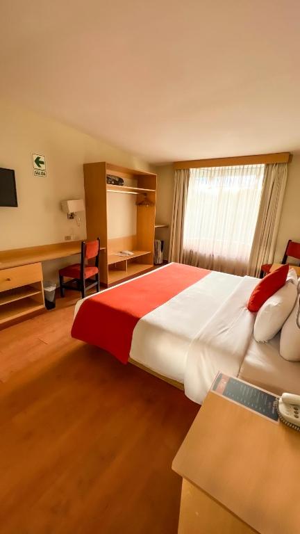 Postel nebo postele na pokoji v ubytování Lake Titicaca Hotel