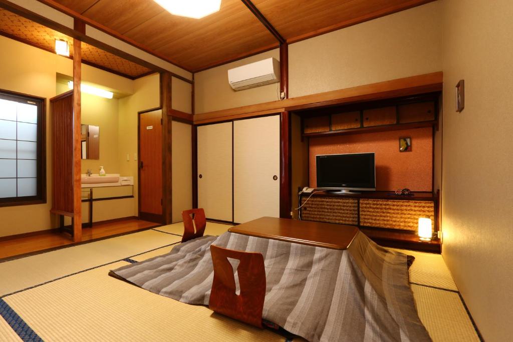 TV a/nebo společenská místnost v ubytování Echigoya Ryokan