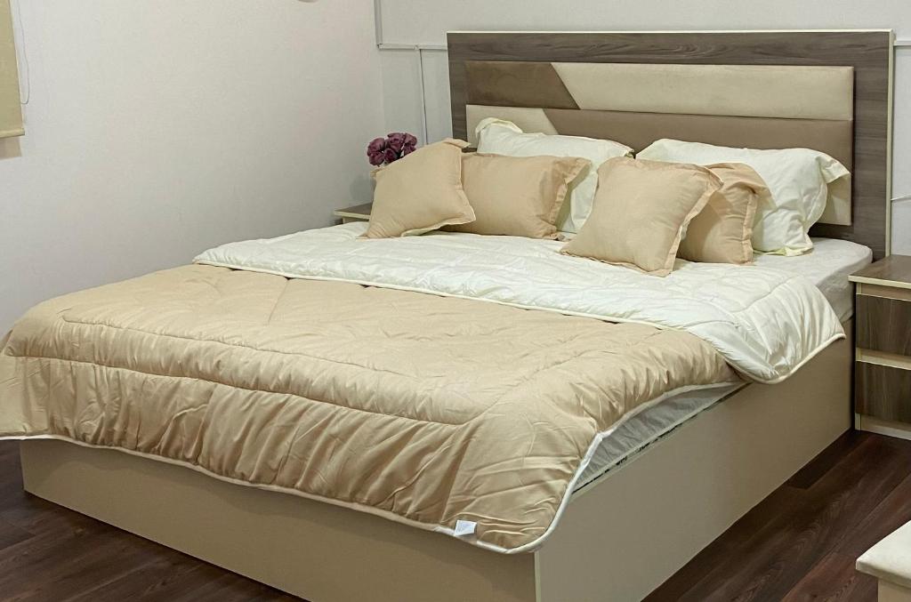 1 cama grande con sábanas y almohadas blancas en العلم نور2 en Sīdī Ḩamzah
