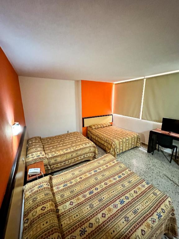 Postel nebo postele na pokoji v ubytování Hotel Montreal