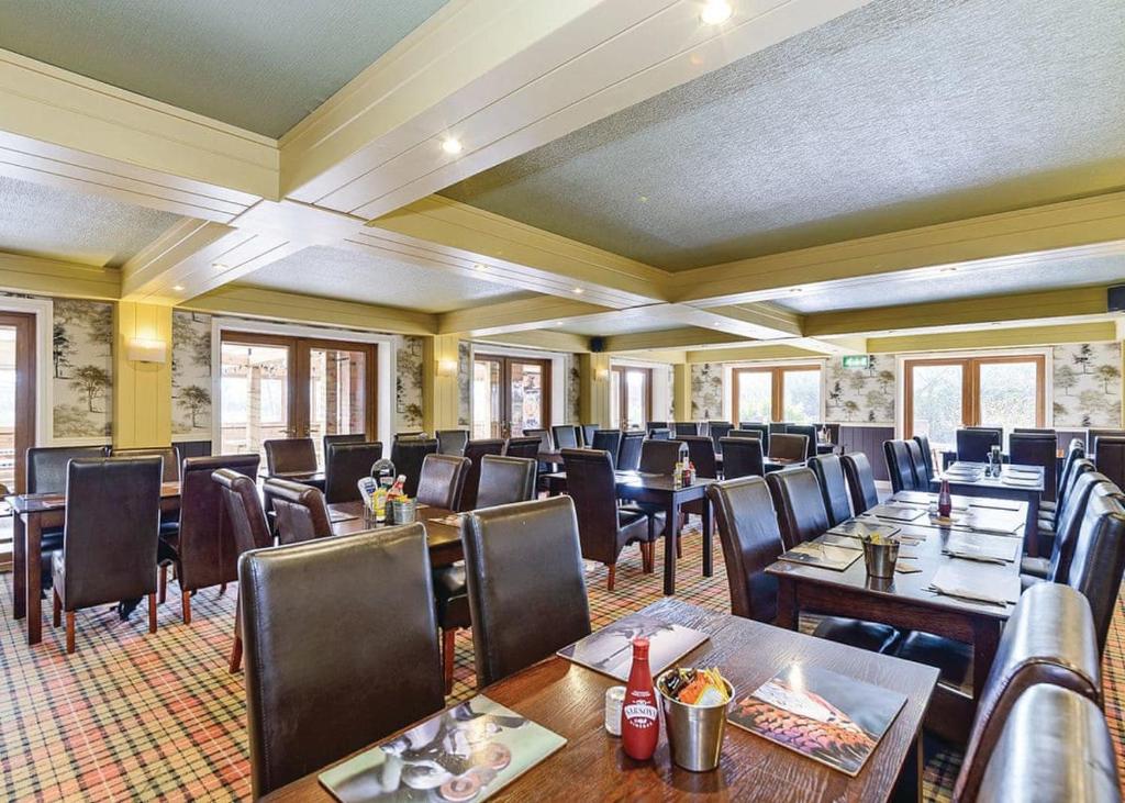 ピカリングにあるPickering Lodgesのテーブルと椅子が備わるレストラン