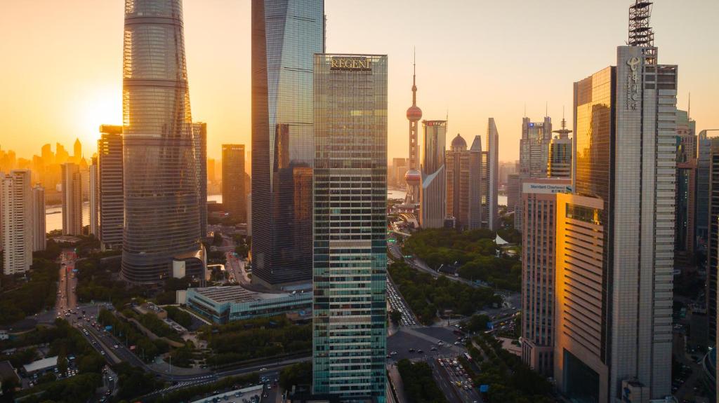 eine Skyline der Stadt mit hohen Wolkenkratzern in einer Stadt in der Unterkunft Regent Shanghai Pudong - Complimentary first round minibar per stay - including a bottle of wine in Shanghai