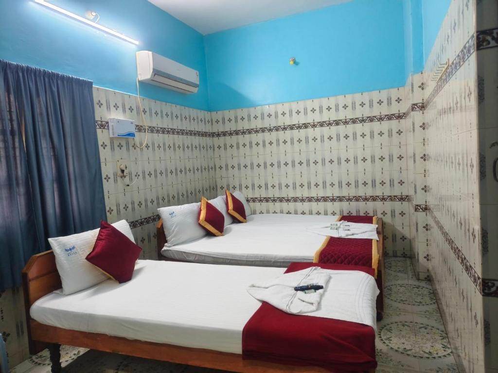 Postel nebo postele na pokoji v ubytování Sri Kanya Residency, Srikalahasti
