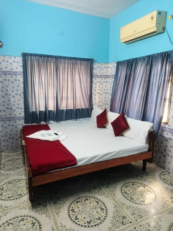 Postel nebo postele na pokoji v ubytování Sri Kanya Residency, Srikalahasti