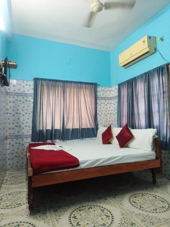 Postel nebo postele na pokoji v ubytování Sri Kanya Residency, Srikalahasti