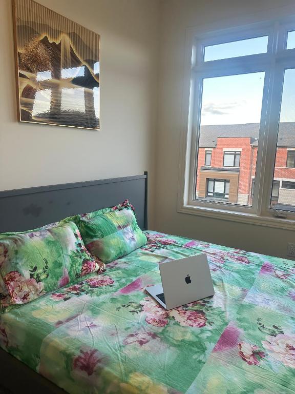 En eller flere senge i et værelse på Private room in a Brand new House-Ajax-Greater Toronto, 30 min to Pearson Airport