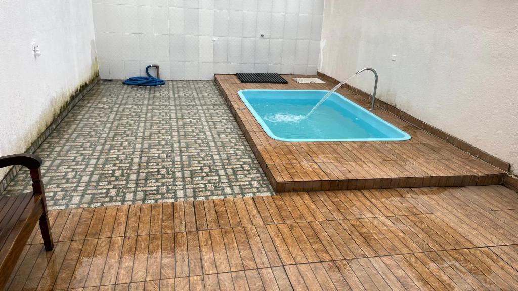een hot tub in een kamer met een tegelvloer bij Casa Paraty in Paraty