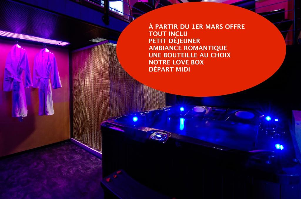 łazienka z wanną z fioletowymi lampkami i znakiem w obiekcie Mieuxqualhotel jacuzzi privatif Love room w mieście Bordeaux