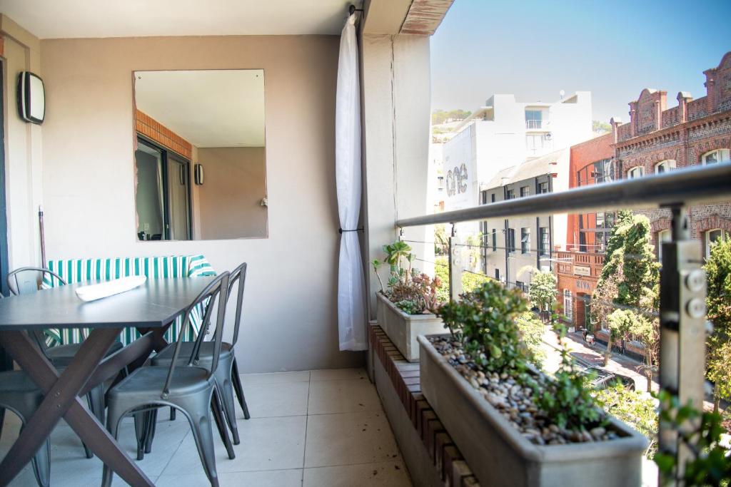 Stylish Apartment with Large, Covered Balcony in De Waterkant - Apartment Mit 1 Schlafzimmer