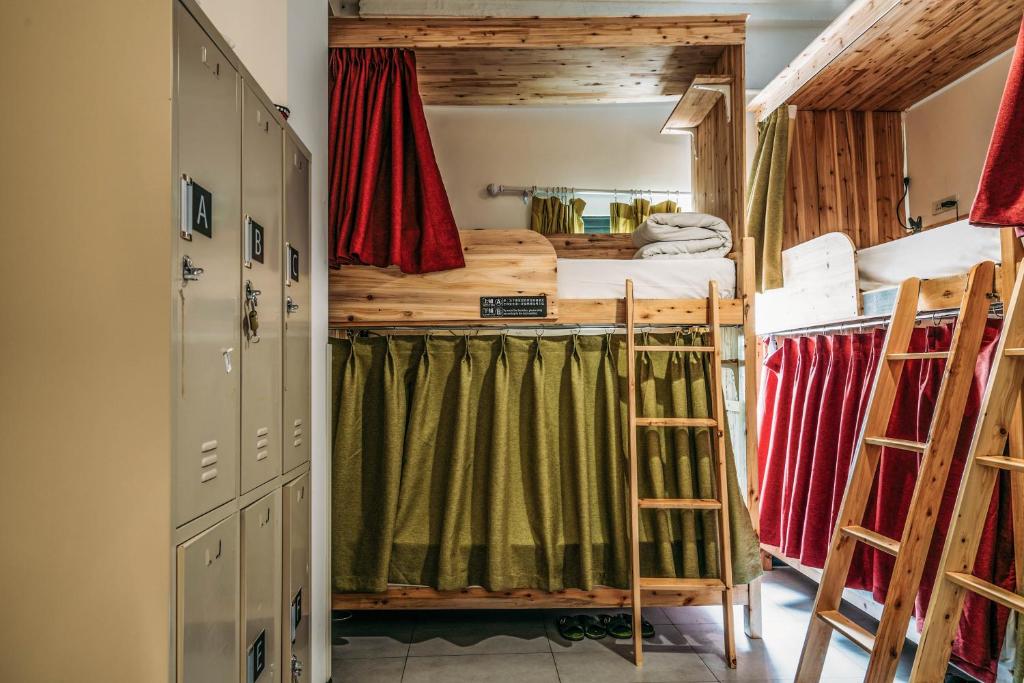 Palanda nebo palandy na pokoji v ubytování Chengdu Flipflop Hostel - Right Next To Taikooli & Metro - Chill & Social Rooftop Garden Bar - Free Activities - Friendly English Speaking Staff - Tibet, Panda, Buddha & Snow Mountain Tours