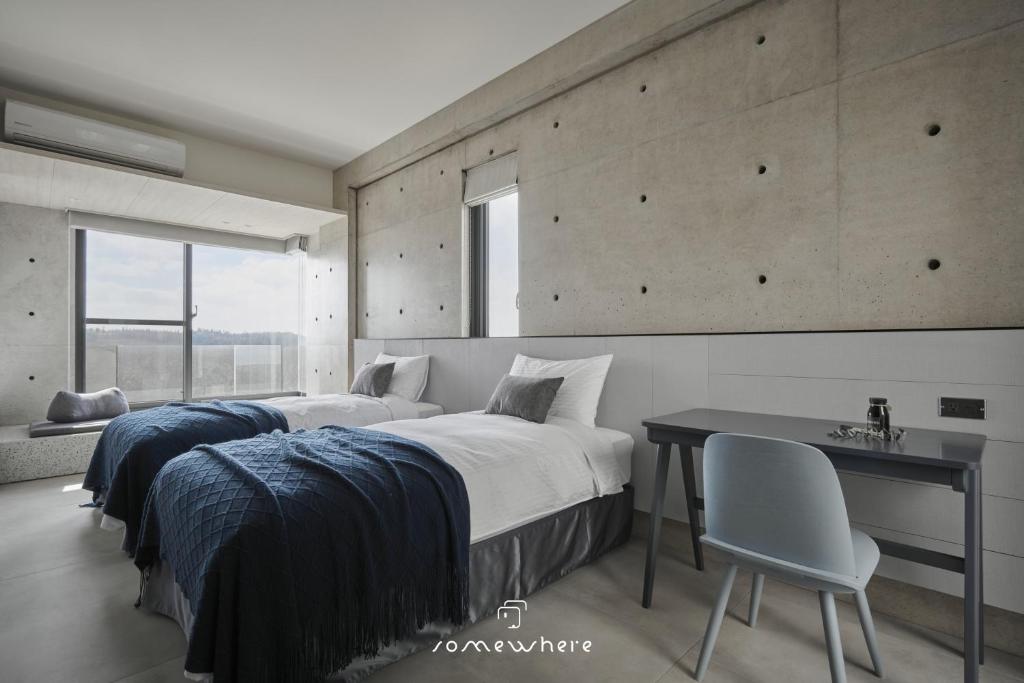 Postel nebo postele na pokoji v ubytování Penghu Somewhere Guesthouse 澎湖嶼光角落民宿
