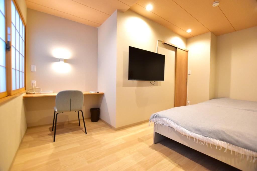TV a/nebo společenská místnost v ubytování Tamatsukan 玉津館, Detached Hse, JR Tsuruhashi 7min, Kansai Airport 關西空港 57 mins, Namba 6 mins, Nihonbashi 4 mins, Universal Studio 37 mins, Nara 30 mins, Early Check In