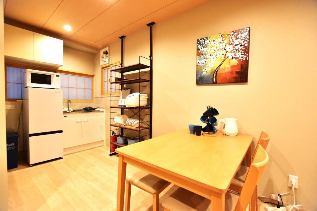 Kuchyň nebo kuchyňský kout v ubytování Tamatsukan 玉津館, Detached Hse, JR Tsuruhashi 7min, Kansai Airport 關西空港 57 mins, Namba 6 mins, Nihonbashi 4 mins, Universal Studio 37 mins, Nara 30 mins, Early Check In