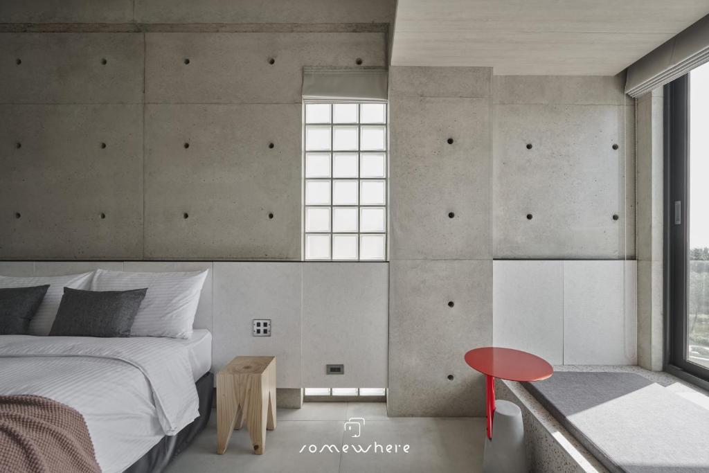 Postel nebo postele na pokoji v ubytování Penghu Somewhere Guesthouse 澎湖嶼光角落民宿