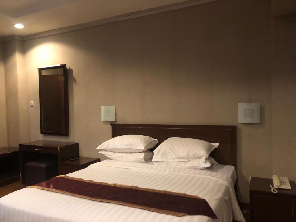 Tempat tidur dalam kamar di ENHAII HOTEL