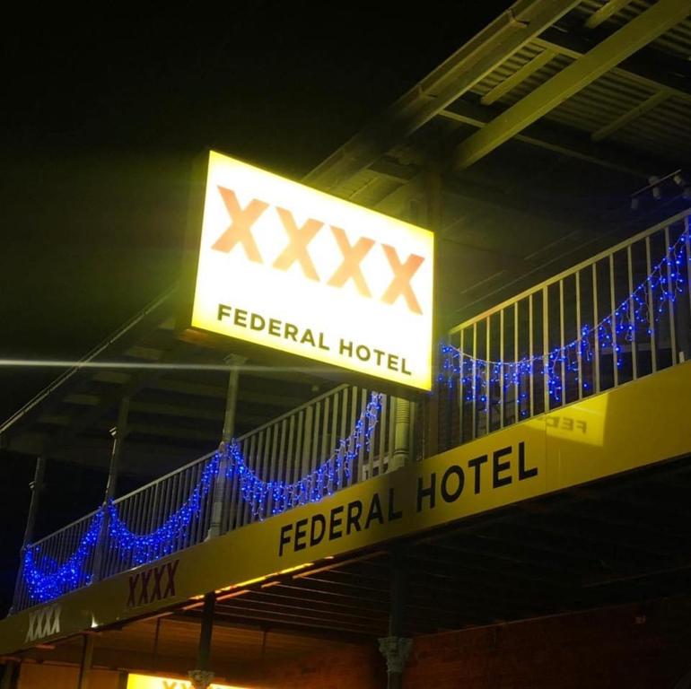 Znak dla hotelu federalnego z niebieskimi światłami w obiekcie Federal Hotel w mieście Quirindi