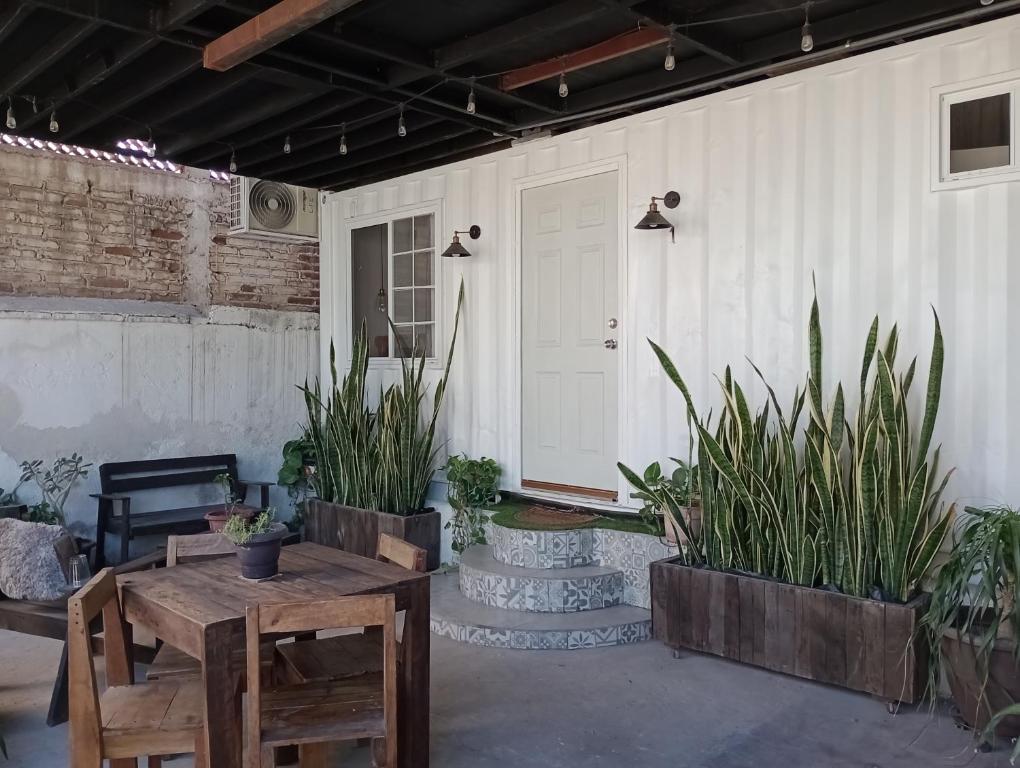 patio con tavolo e alcune piante di Container-Suite a La Paz