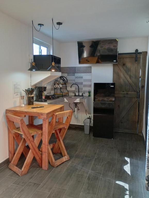 una cucina con tavolo in legno e sedie in legno di Container-Suite a La Paz