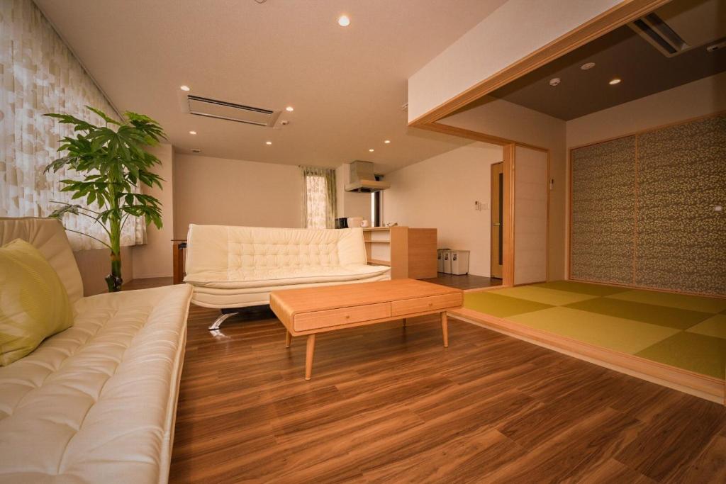 een woonkamer met een bank en een salontafel bij Ryoan / Vacation STAY 80257 in Otaru