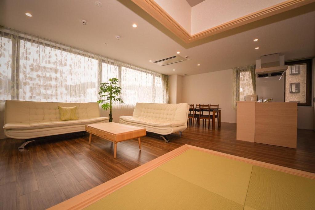 un soggiorno con divano e tavolo di Ryoan / Vacation STAY 80269 a Otaru