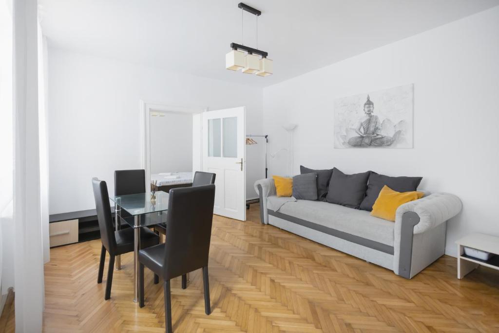 Your Home in Old Town Brasov في براشوف: غرفة معيشة مع أريكة وطاولة