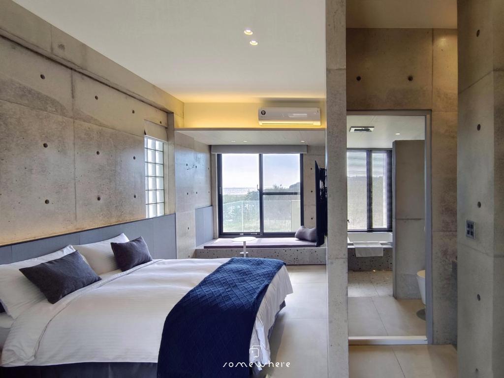 Postel nebo postele na pokoji v ubytování Penghu Somewhere Guesthouse 澎湖嶼光角落民宿