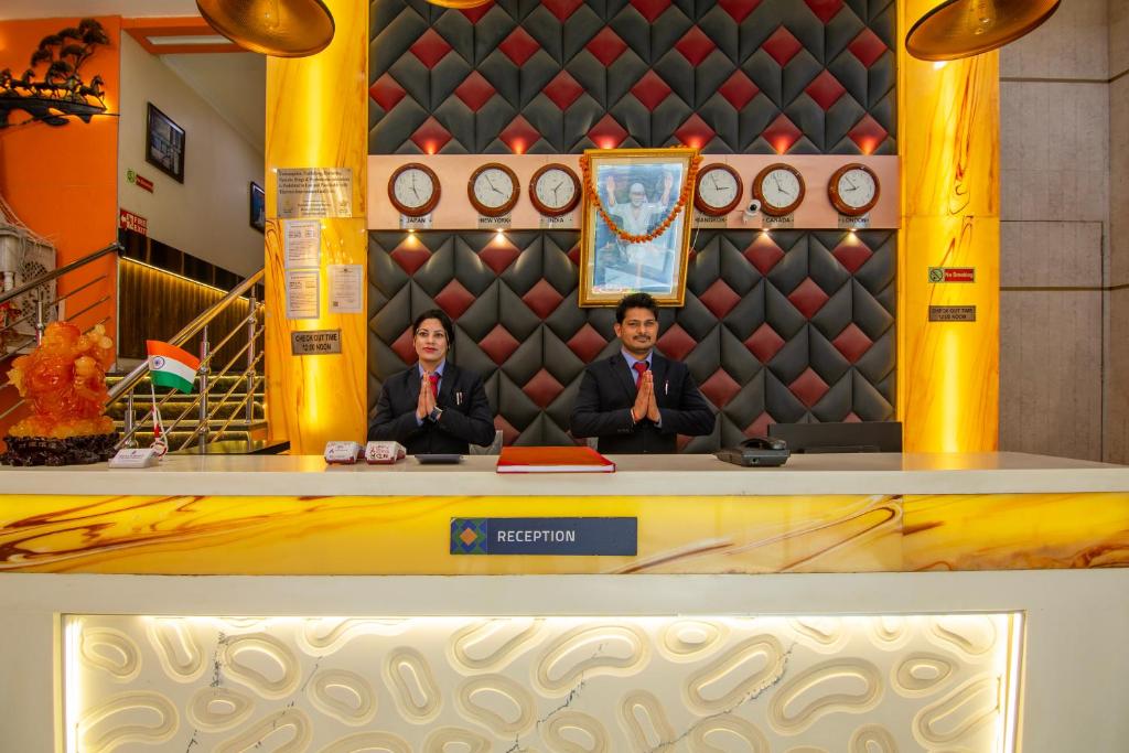 deux personnes assises à un podium dans une pièce dans l'établissement Hotel Mahajan International, Delhi Airport, à New Delhi