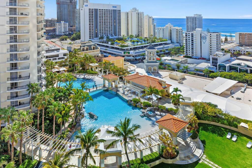 - une vue aérienne sur un complexe avec une piscine dans l'établissement "Boutique Sky Villa" by Inn Paradise, à Gold Coast