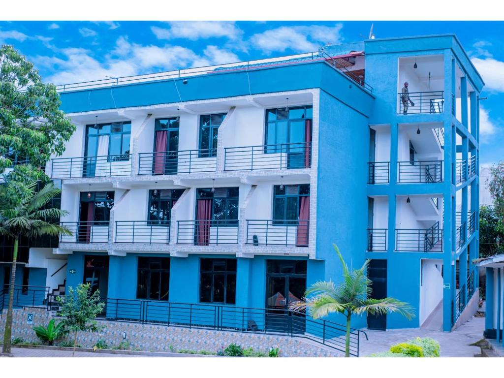 una imagen de un edificio azul con balcones en Planete Hotel, en Rubavu