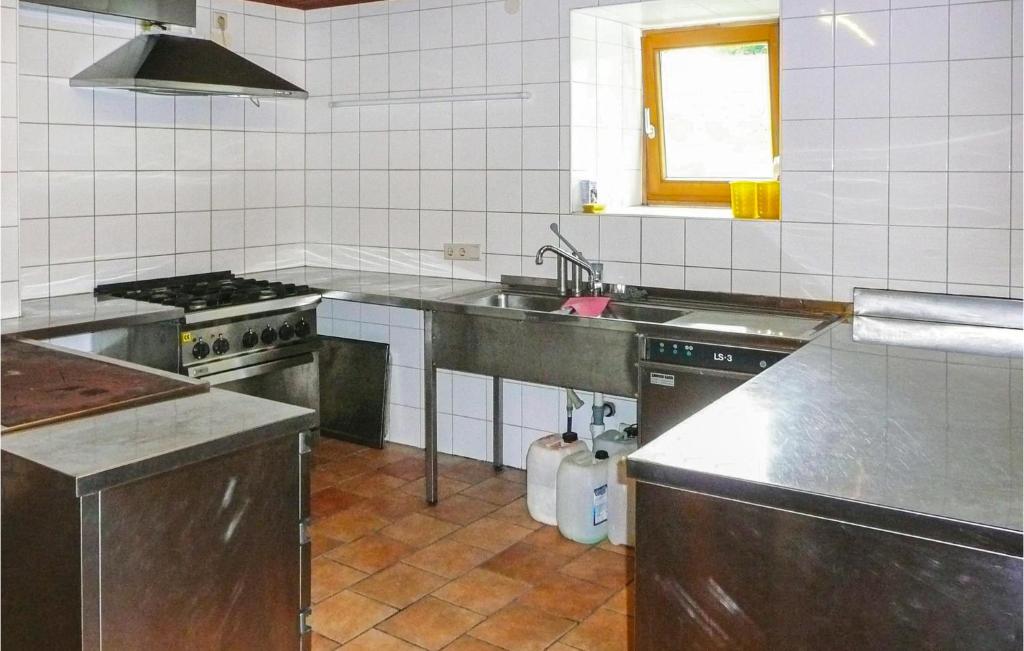 Kuchyňa alebo kuchynka v ubytovaní Ferienwohnung Mit Badeteich
