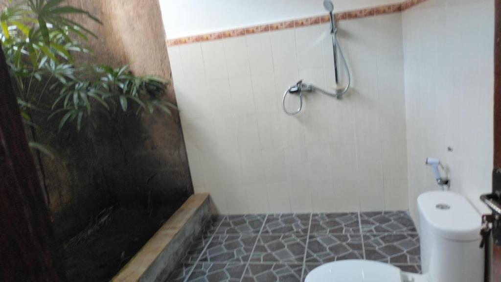 Koupelna v ubytování Bayumantra Bungalows