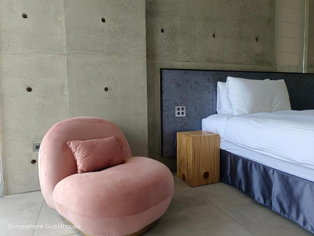 Postel nebo postele na pokoji v ubytování Penghu Somewhere Guesthouse 澎湖嶼光角落民宿