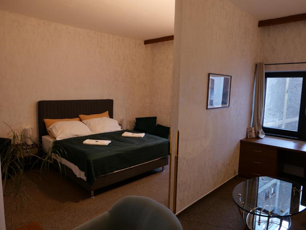 Łóżko lub łóżka w pokoju w obiekcie Hotel Radnice