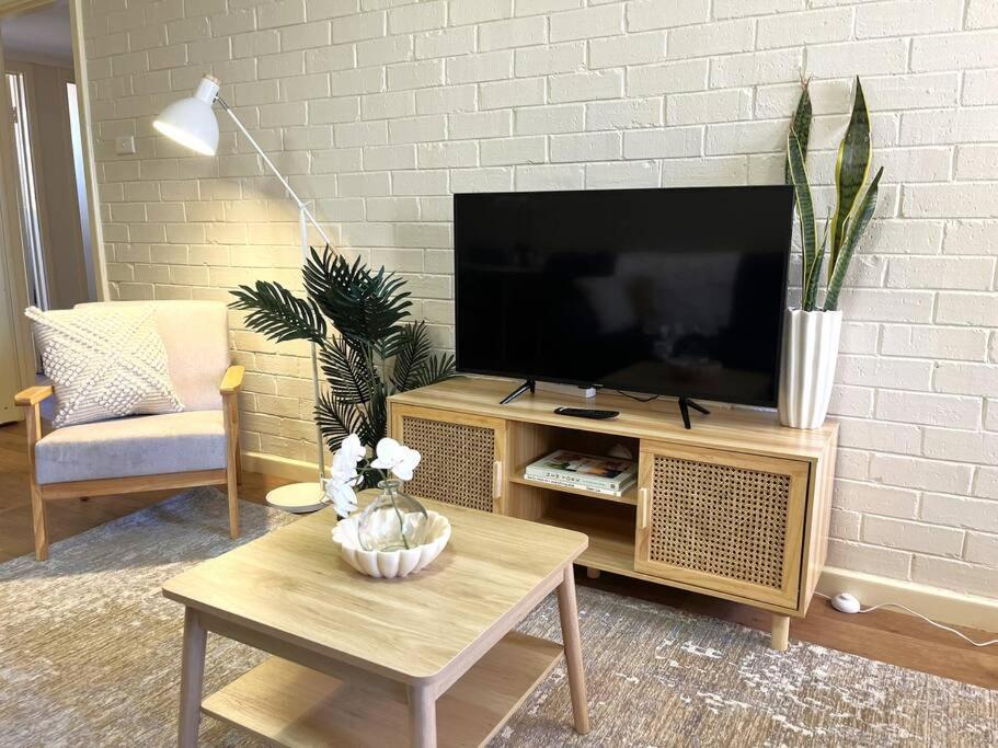 Телевизор и/или развлекательный центр в Beautifully Styled 3 Bedroom Apartment