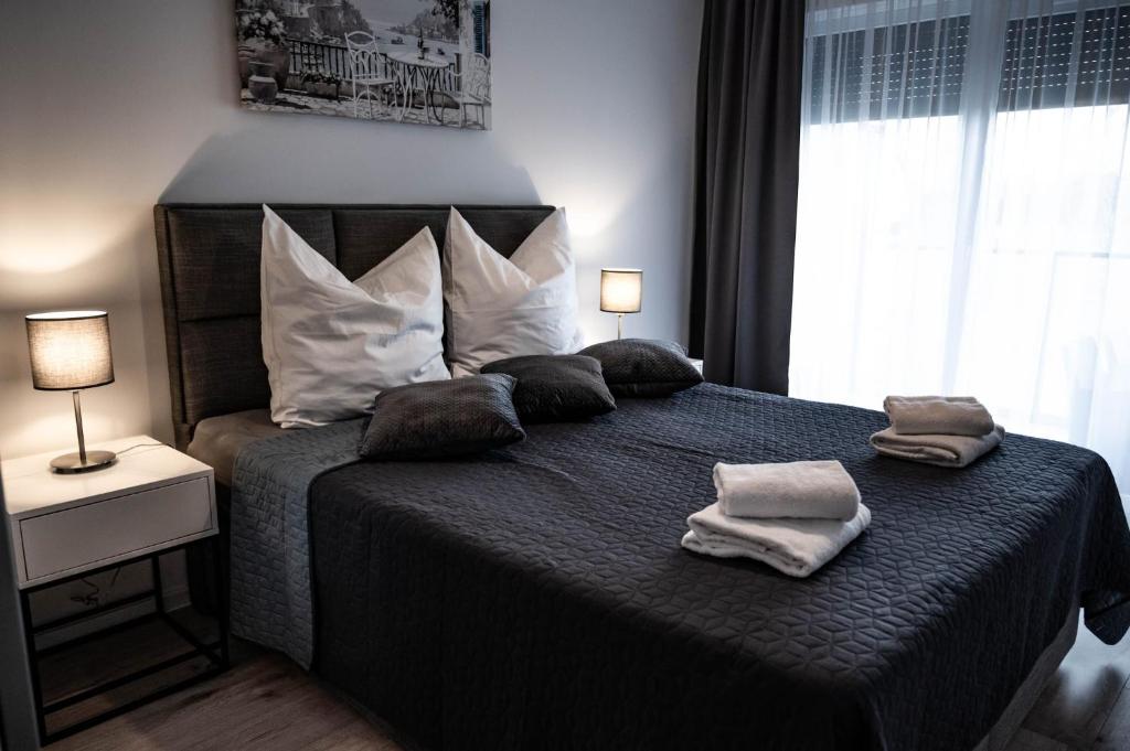 Porta Mare Apartamenty MARINA Dziwnów tesisinde bir odada yatak veya yataklar