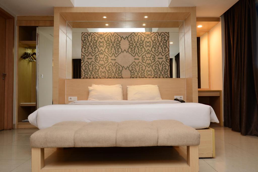 Postel nebo postele na pokoji v ubytování Metland Hotel Cirebon