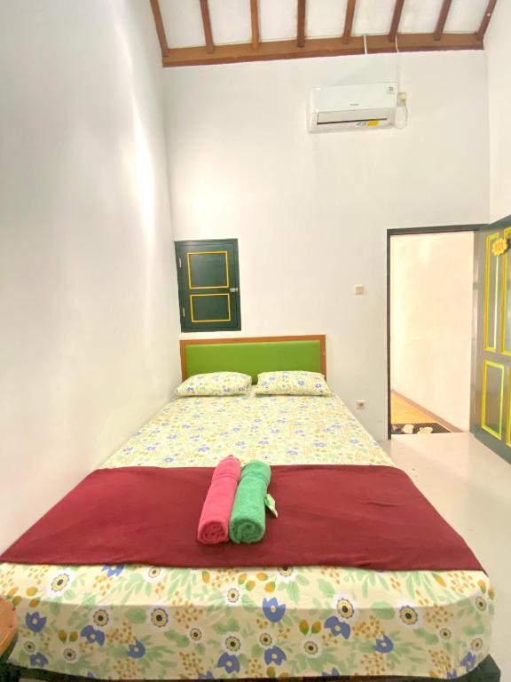 Postel nebo postele na pokoji v ubytování Sonosewu Guesthouse Syariah