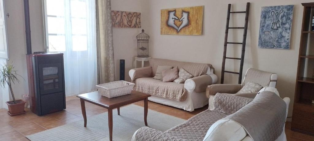 - un salon avec un canapé et une table dans l'établissement Borgo Santo Stefano, à Oschiri