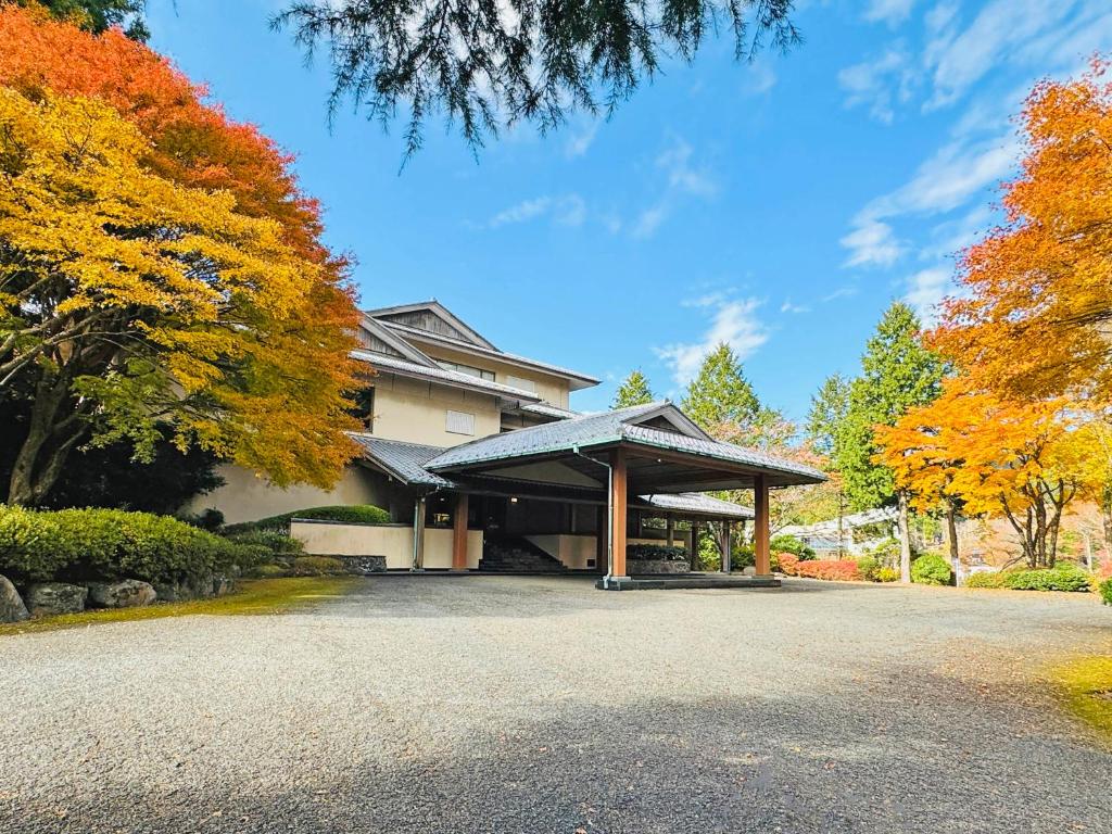 箱根町にある龍宮殿の正面にガゼボがある家