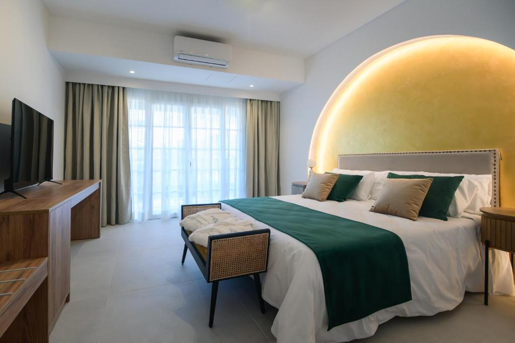 Een bed of bedden in een kamer bij Hotel Estefania Boutique Suites