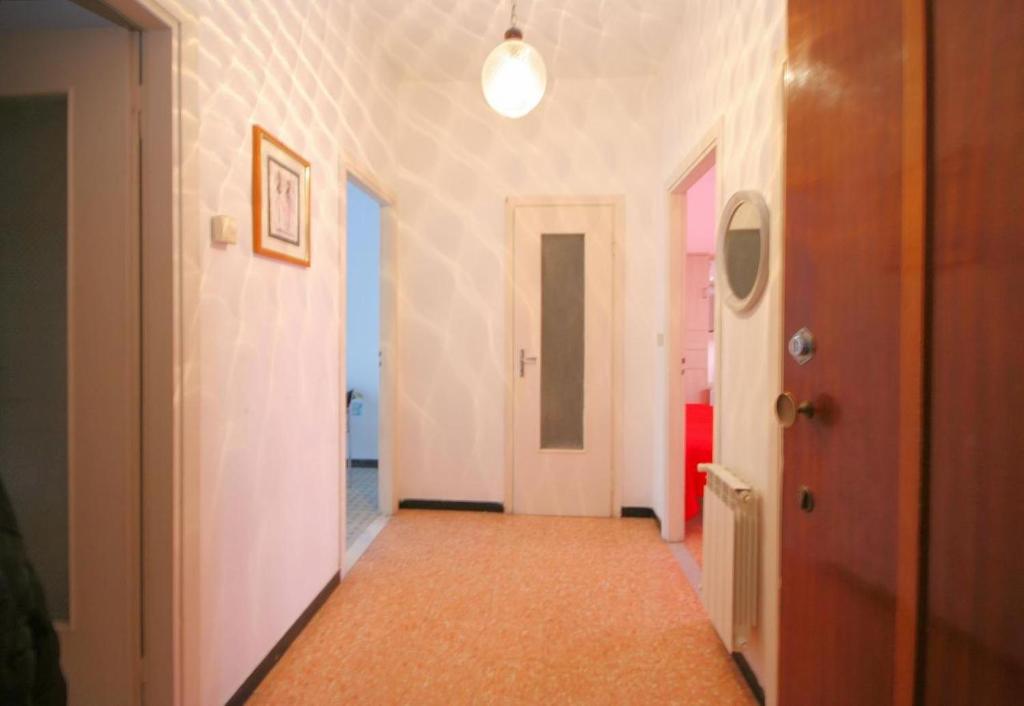 un pasillo con paredes blancas y suelo de color naranja en Italianway - Doria 6, en Andora