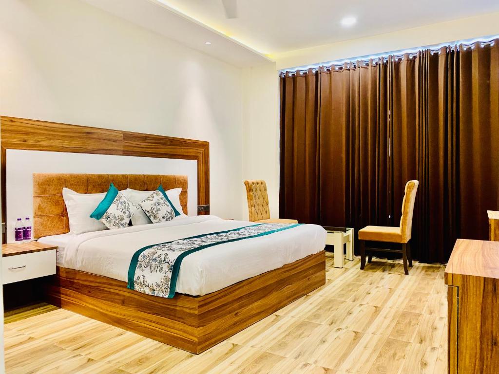 a bedroom with a bed and a desk and a chair at Hotel White house near Golden Temple in Amritsar