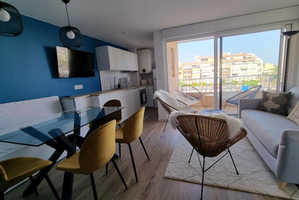 une cuisine et un salon avec une table et des chaises dans l'établissement Appartement calme avec vue sur les bateaux, au Cap d'Agde