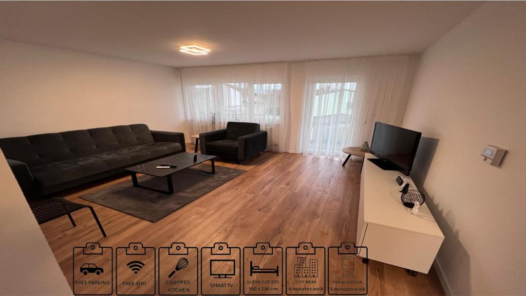 - un salon avec un canapé et une télévision dans l'établissement Business Apartment Bühl, à Buhl