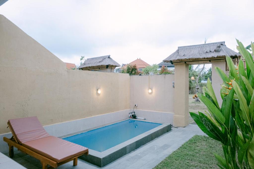 una piscina en el patio trasero de una casa en Sriwedari House Keramas, en Gianyar