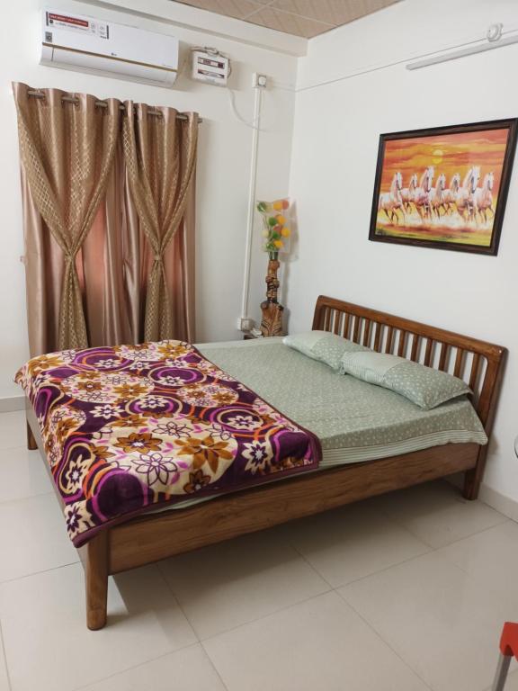 ein Schlafzimmer mit einem Bett in einem Zimmer in der Unterkunft Suryalaxmi guest house in Guwahati