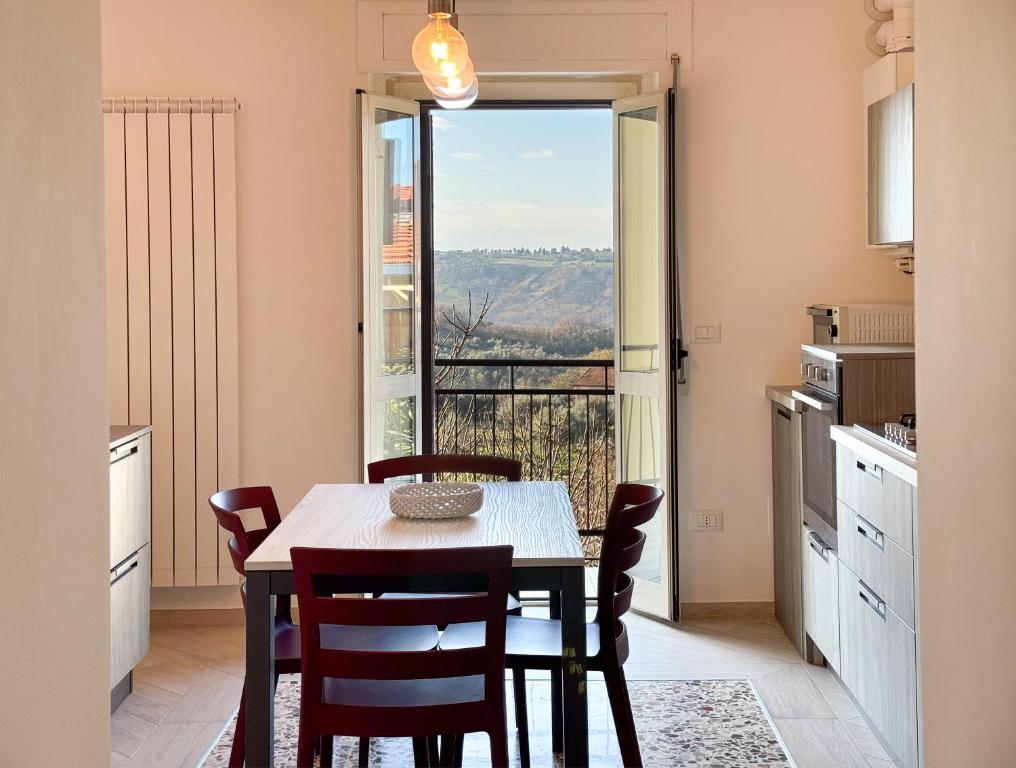 蘭恰諾的住宿－Dimora Fonte Grande，厨房以及带桌椅的用餐室。