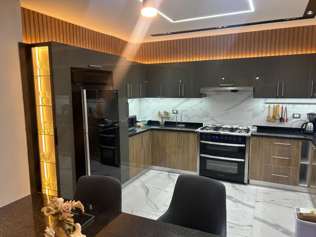 Кухня или мини-кухня в شقة 200 متر جديدة بالكامل للايجار في الحى التاسع مدينة العبور القاهرة
