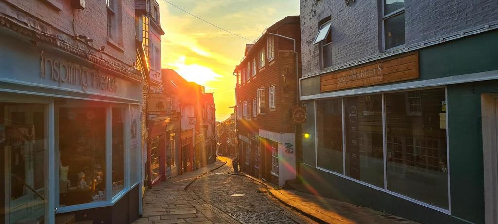 een lege straat in een stad bij zonsondergang bij The Lancers in Kent