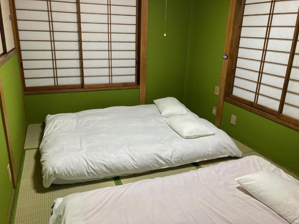 Postel nebo postele na pokoji v ubytování Sky Tree INN Ⅱ（晴樹宿Ⅱ）
